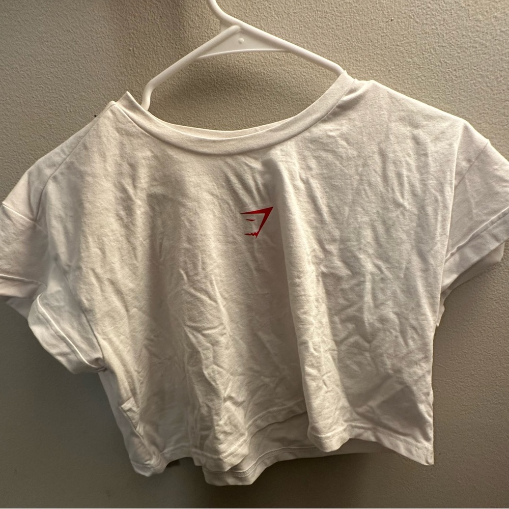 GYMSHARK CROPPED TSHIRT
